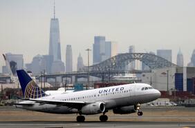 United Airlines pondrá a sus trabajadores no vacunados en licencia forzosa