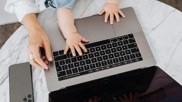 El costo invisible de la maternidad que Chile sigue normalizando