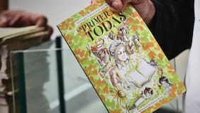 La primera de todas: el libro de Gabriela Mistral que se reparte gratis en el metro