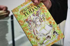 La primera de todas: el libro de Gabriela Mistral que se reparte gratis en el metro