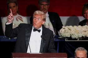 Trump subasta una cena con él y desata preocupaciones por presunta corrupción y conflictos de interés