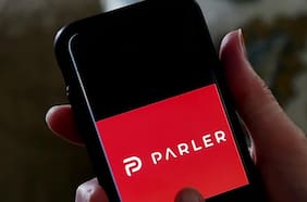 Parler, la corta vida de la plataforma usada por extremistas de derecha de EE.UU., y la nueva red social que encontraron los partidarios de Trump