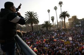 Cifran en cerca de 8 mil las personas congregadas en la embajada de Venezuela: estación Inés de Suárez permanece cerrada