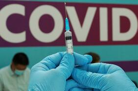 Esta es la eficacia de la dosis de refuerzo según el estudio más grande del mundo hecho en Chile; ya sabemos si se puede volver a saludar de beso y el Covid puede dar diabetes: tres cosas que aprendimos del coronavirus esta semana