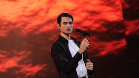 Matteo Bocelli refuerza su vínculo con Chile interpretando Gracias a la Vida al cierre de la primera noche de Viña