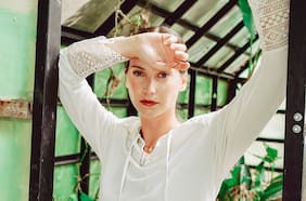 Las blusas con texturas y encajes llegan para renovar los looks de media temporada, ofreciendo un giro fresco y cómodo