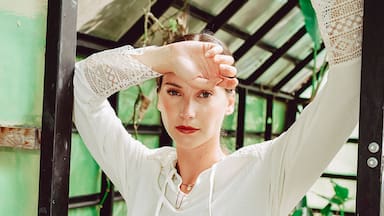 Las blusas con texturas y encajes llegan para renovar los looks de media temporada, ofreciendo un giro fresco y cómodo