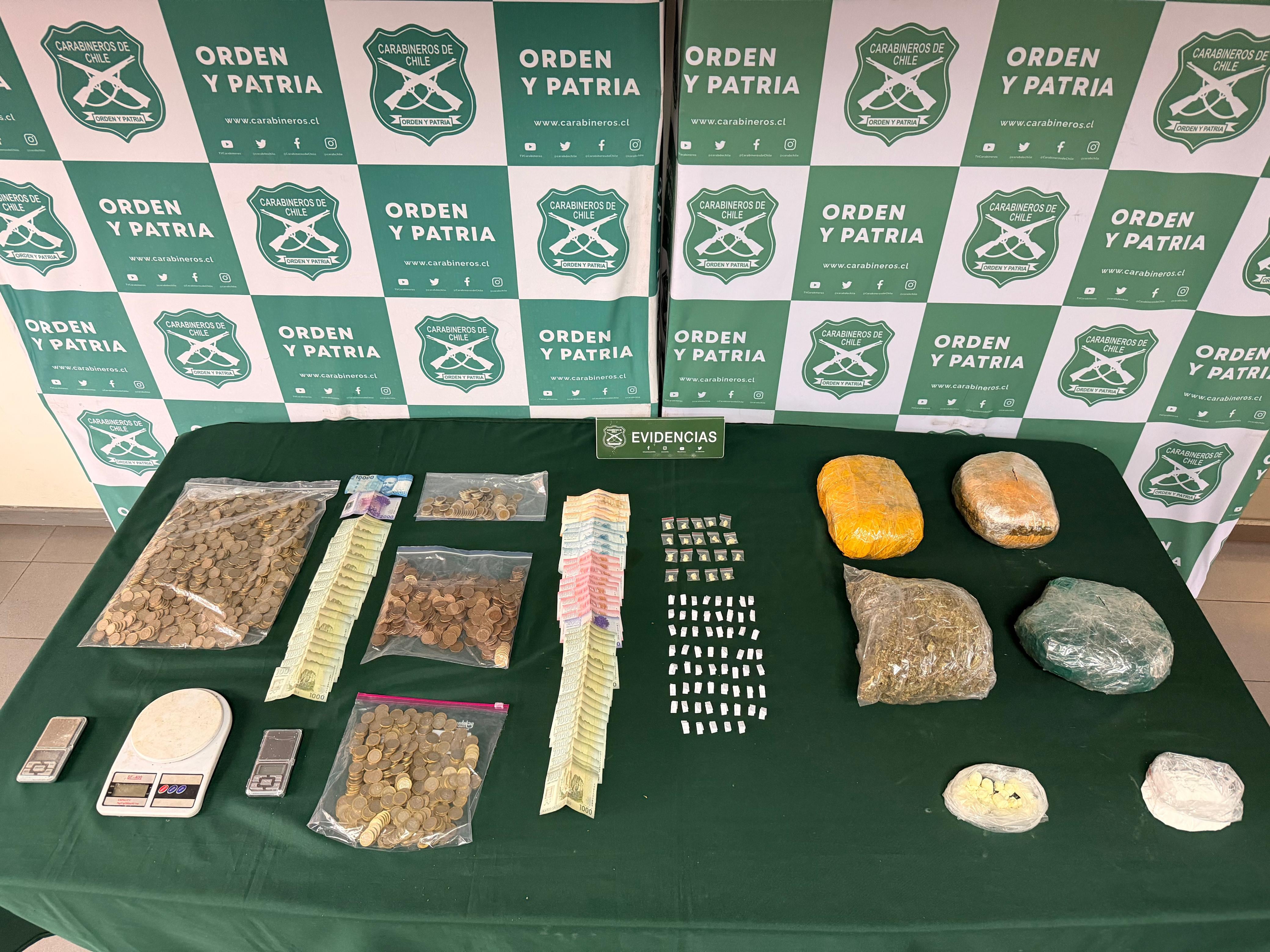 Carabineros allana cuatro domicilios utilizados para el microtráfico en Renca y detiene a cuatro personas