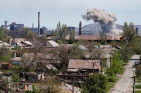 Ucrania dice que tanques y artillería rusa bombardean la planta de acero de Azovstal en Mariupol