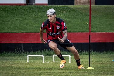 Ángelo Araos renovó su vínculo con Atlético Goianiense.