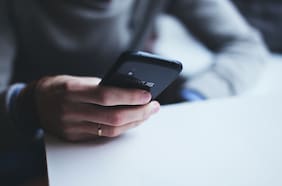 Algunos avisos publicitarios en tu celular instalan softwares espías que encienden la cámara y micrófono