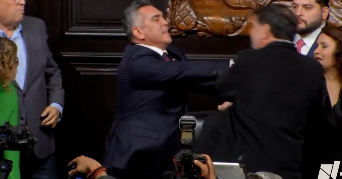 Senadores mexicanos protagonizan pelea con golpes, empujones y manotazos en Congreso