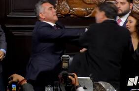 Senadores mexicanos protagonizan pelea con golpes, empujones y manotazos en Congreso