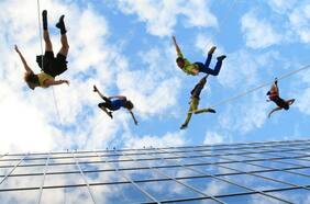 Bird Strike: el sorprendente espectáculo de danza en el cielo que se verá gratis en la Plaza de la Constitución