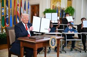 “Aquí solo se van a usar votos en papel”: Trump insiste con plan para restringir el sufragio por correo en un nuevo desafío constitucional