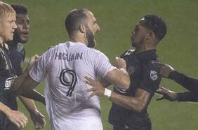 Penal perdido, burlas del rival y casi trifulca: el mal debut de Higuaín en la MLS