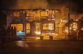Incendio en dos viviendas de Futrono causa la muerte de un adulto mayor