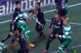 Gonzalo Jara recibe su primera tarjeta roja en México