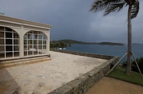 Revelan inéditas imágenes al interior de la isla privada de Jeffrey Epstein