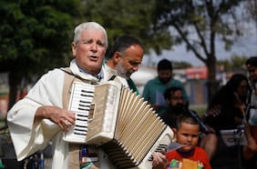 El cura Mariano Puga y su última cruzada: "Los valores son los mismos, lo difícil es dejar la comodidad de la riqueza"