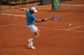 Nicolás Jarry avanza a cuartos de final en Alemania tras el retiro de su rival