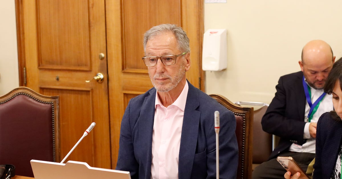 Gobierno acuerda devolución escalonada de cobros excesivos en la luz: un error que expone tensiones y desafíos regulatorios