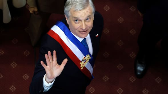 Kast se estrena con decretos para auditar los recursos fiscales y destrabar proyectos de inversión por US$16.300 millones