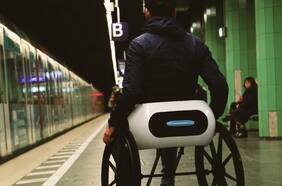 Crean silla de ruedas plegable para ser transportada en los compartimientos de equipaje de mano de los aviones