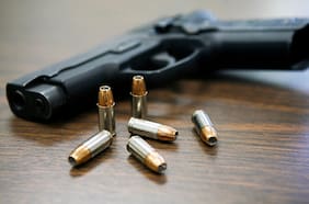 31 casos en cinco años: aumentan estudiantes expulsados por porte o uso de armas en la Región de Valparaíso
