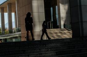 Aumento de desempleo en mujeres se concentra en personas entre 25 y 54 años y con más años de educación