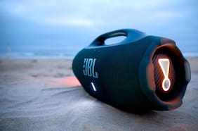 JBL vuelve a subir el volumen con el Boombox 4: un parlante más liviano, potente y con resistencia al agua y la arena