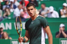Carlos Alcaraz derrota a Tsitsipas en el ATP de Barcelona y alcanza el top ten mundial