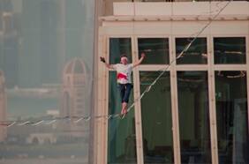 Atleta bate récord de slackline caminando 150 metros sobre el vacío entre dos torres en Catar
