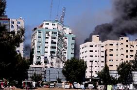 Israel derriba con misiles un edificio que albergaba medios de prensa en Gaza