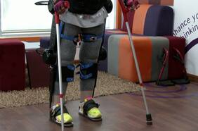 Desarrollan un exoesqueleto ligero y accesible para que pacientes con parálisis vuelvan a caminar