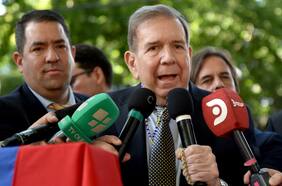 Edmundo González denuncia secuestro de su yerno en Caracas y Machado acusa asedio a casa de su madre