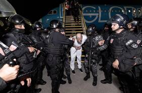 Cómo se gestó el plan de Trump para deportar migrantes venezolanos desde Estados Unidos hacia El Salvador