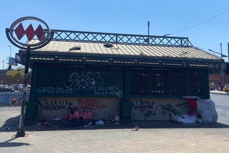 Santiago 7 de febrero 2025. Metro anuncia el cierre de uno de los seis accesos a la estacion Cal y Canto Dragomir Yankovic/Aton Chile