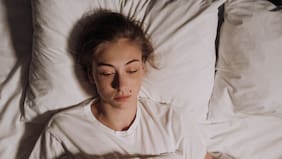 5 errores comunes que están saboteando tu sueño y buen dormir, según un doctor en neurociencia