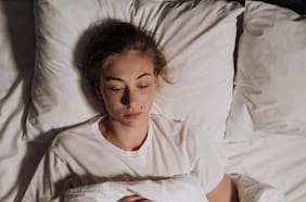 5 errores comunes que están saboteando tu sueño y buen dormir, según un doctor en neurociencia