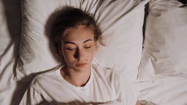 5 errores comunes que están saboteando tu sueño y buen dormir, según un doctor en neurociencia
