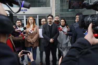 El presidente de Revolución Democrática, Juan Ignacio Latorre, junto a la directiva del partido, presentan una querella en el Ministerio Público en contra de todos quienes resulten responsables de los hechos ocurridos, referidos a los convenios suscritos entre el Seremi de Vivienda de Antofagasta y la Fundación Democracia Viva. Foto: Francisco Paredes / Agencia Uno.