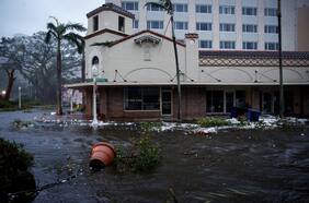 Huracán Ian deja inundaciones, personas atrapadas y apagones en su paso por el suroeste de Florida