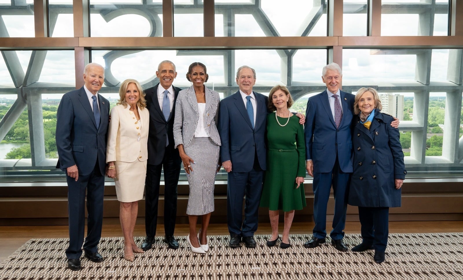 Obama inaugura su centro presidencial de Chicago y llama a los estadounidenses a "trabajar juntos por un bien común"