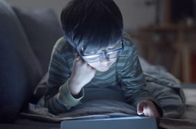 4 consejos para un uso saludable de las pantallas en niños y adolescentes, según un médico