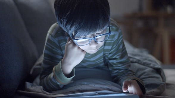 4 consejos para un uso saludable de las pantallas en niños y adolescentes, según un médico