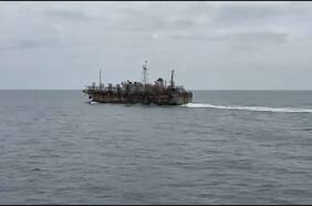 Flota china de casi 50 barcos en Iquique genera alerta en pescadores por posible impacto ambiental