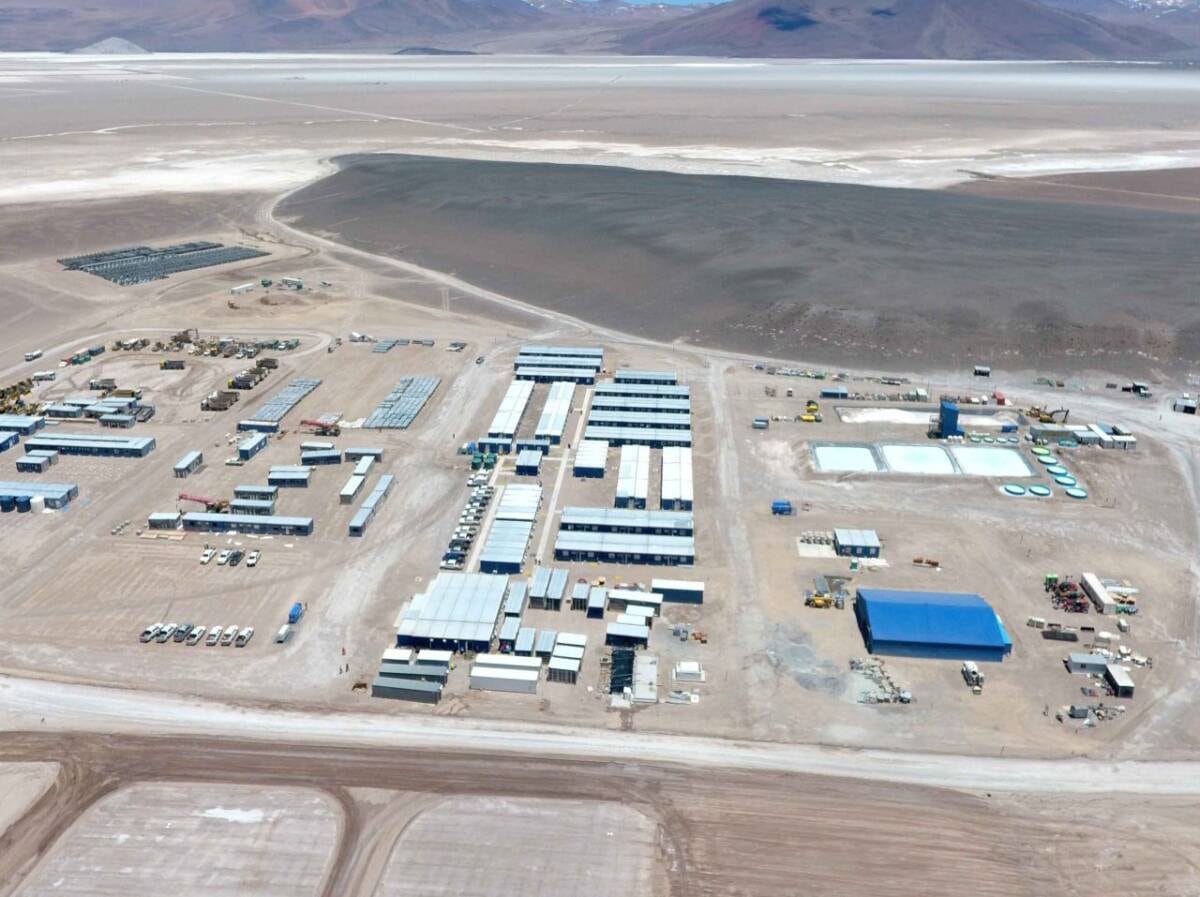 Gigante china de baterías de litio activa lobby y evalúa abrir operaciones en Chile