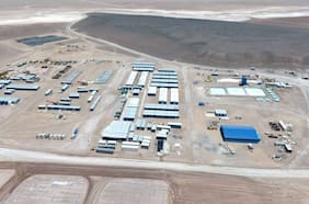 Gigante china de baterías de litio activa lobby y evalúa abrir operaciones en Chile