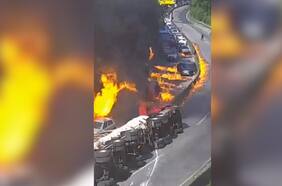 La impactante explosión de un camión que transportaba etanol en Brasil: destruyó 25 autos